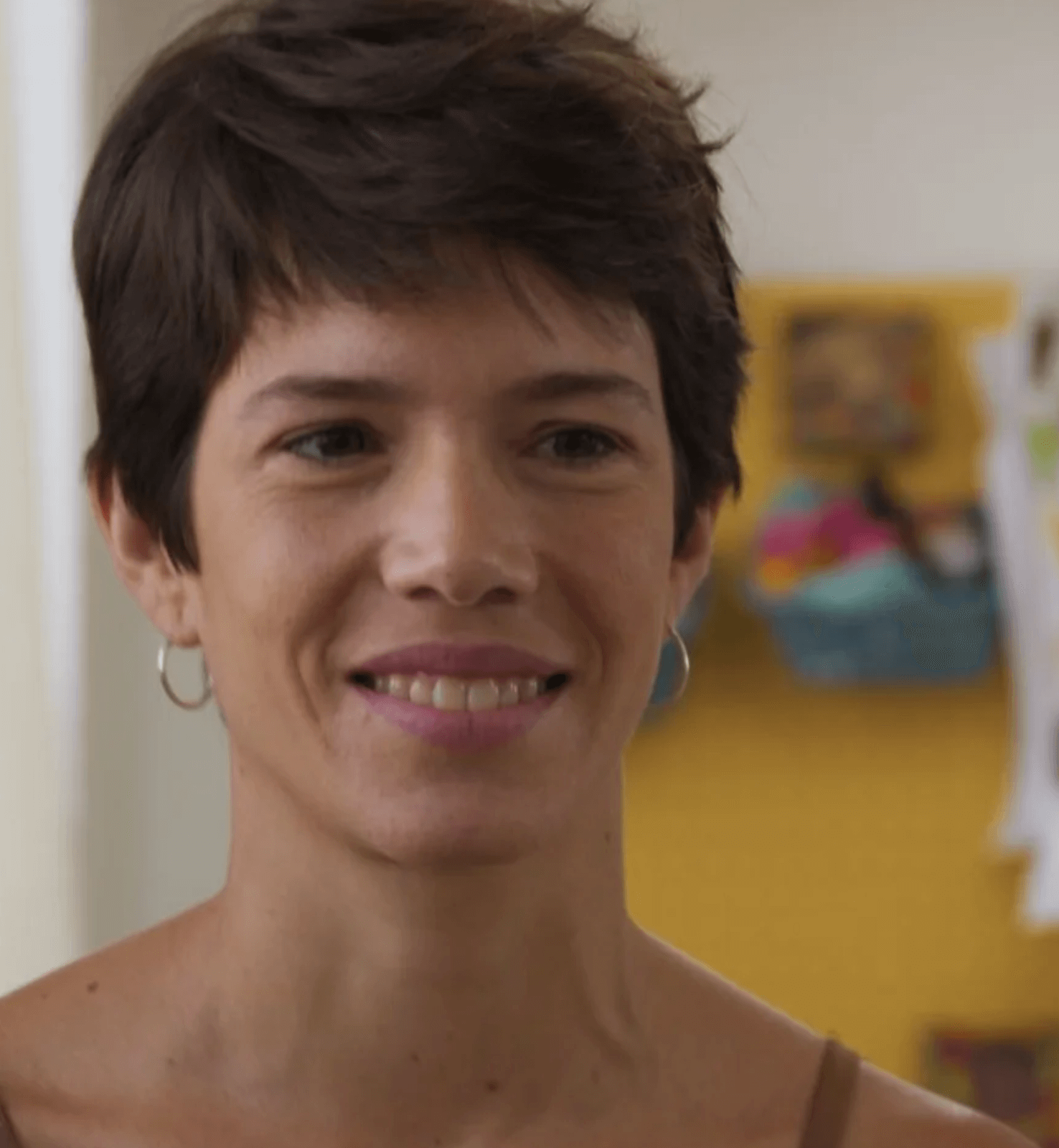 Autora Bruna Lubambo tem cabelos curtos castanhos e sorriso no rosto