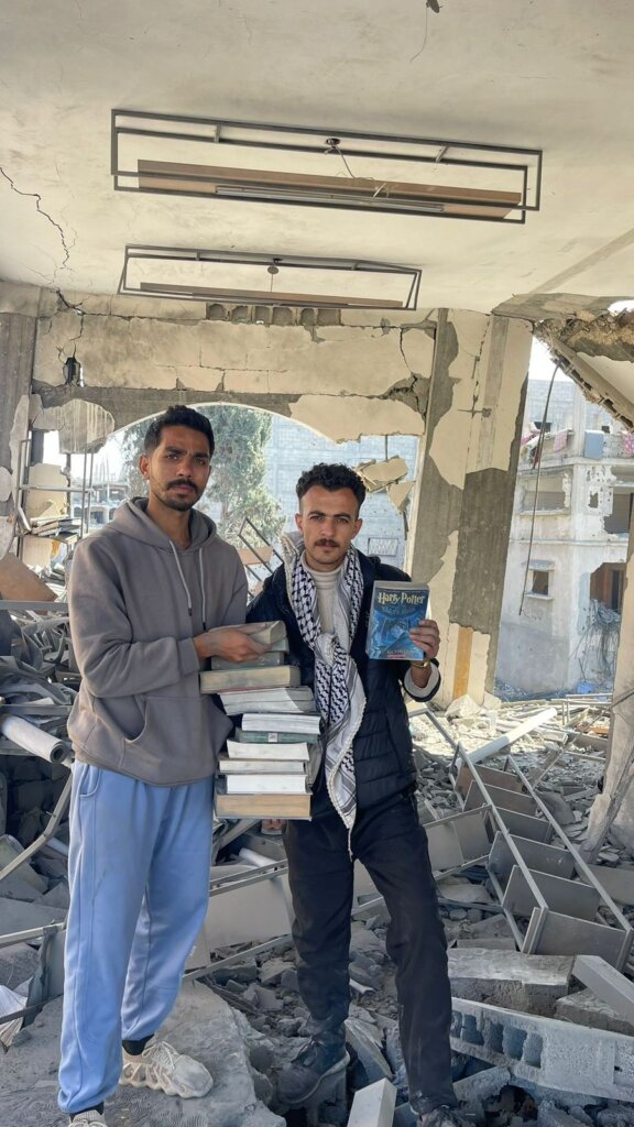 Omar e Ibrahim pretendem resgatar livros e erguer biblioteca pública em Gaza